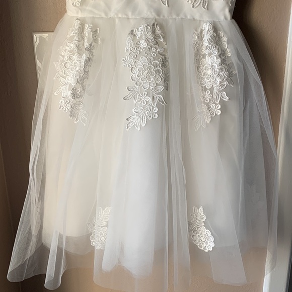 Ivory Sleeveless Tulle Appliqué Ivory Flower Girl Dress - Picture 4 of 8